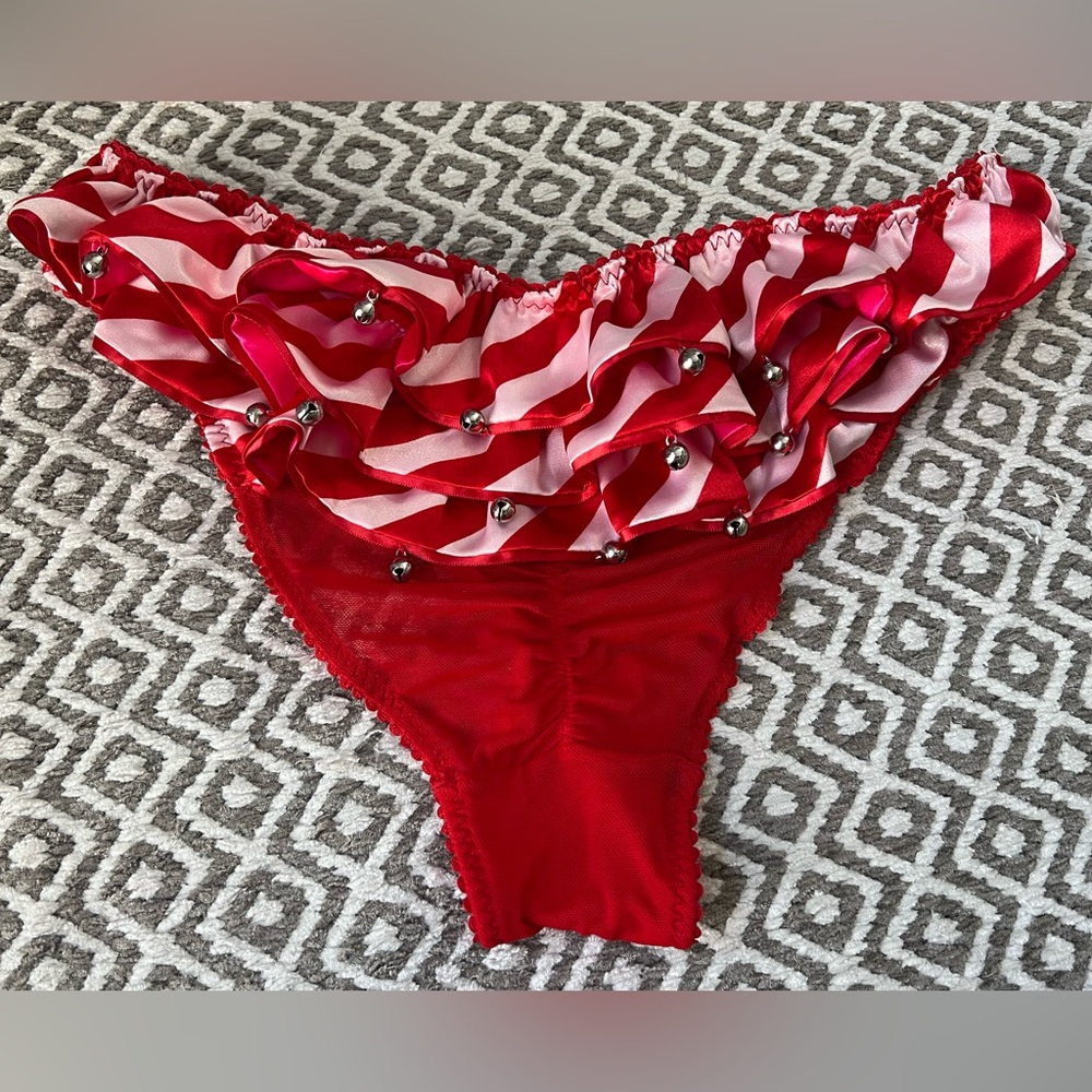 Low-Rise Red Ruffled Bikini Panties. Jingle Bells. Size Medium. Red/Hot Pink.